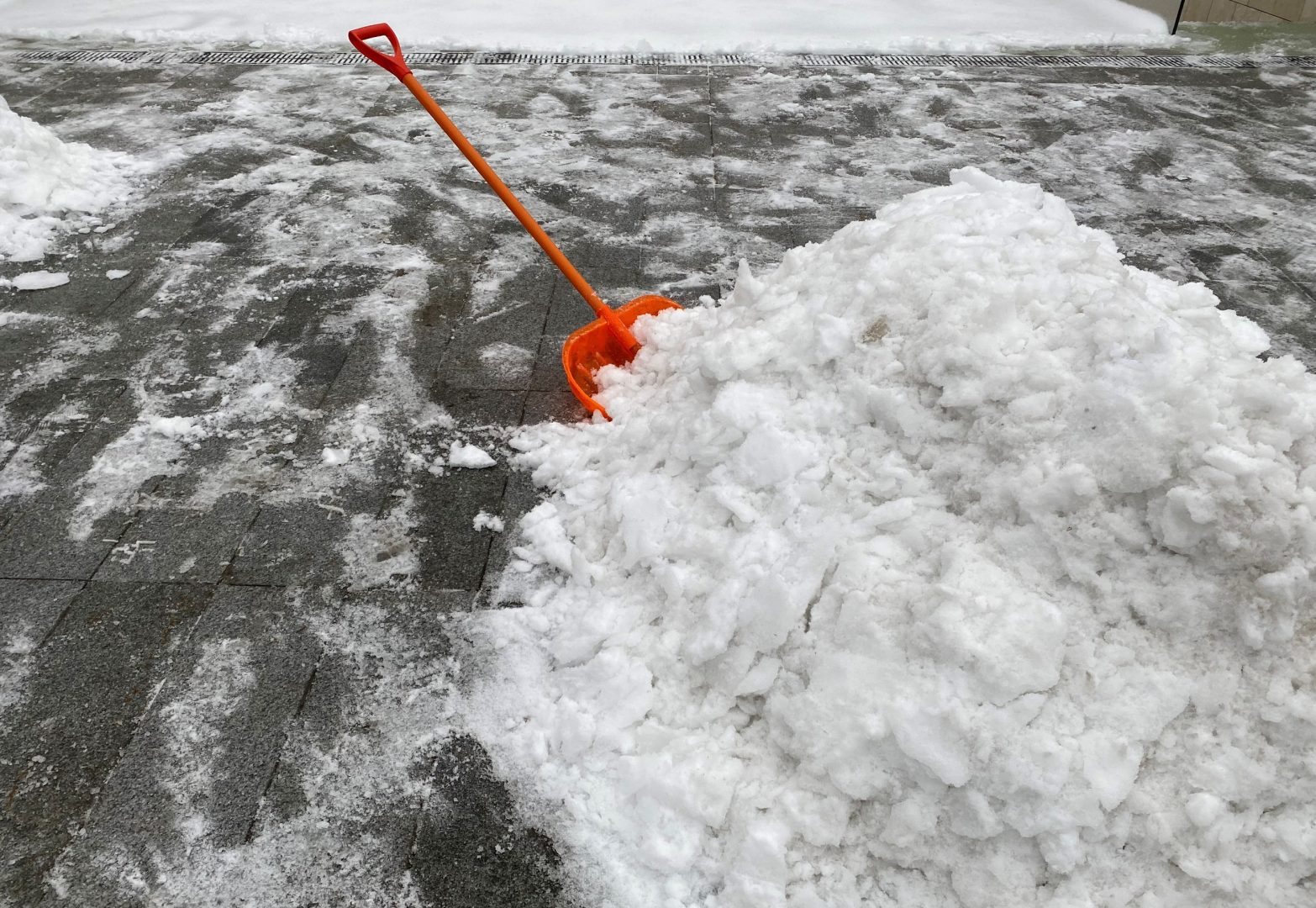 Снег и лед убрали на детских площадках поселка Минзаг Краснопахорского -пишет  newokruga.ru