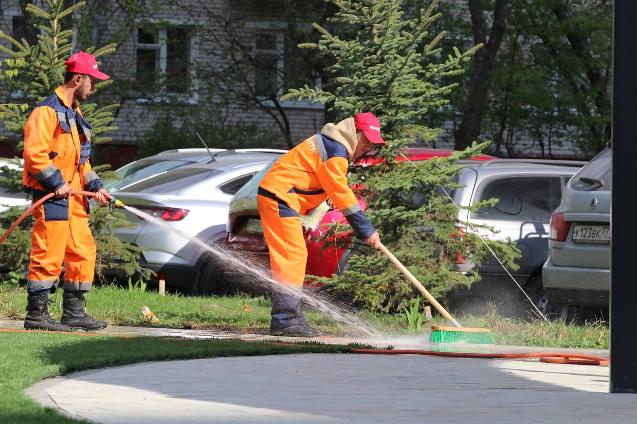 Дворы, парковки и дороги: в поселке Воскресенское продолжилась уборка улиц, пишет newokruga.ru