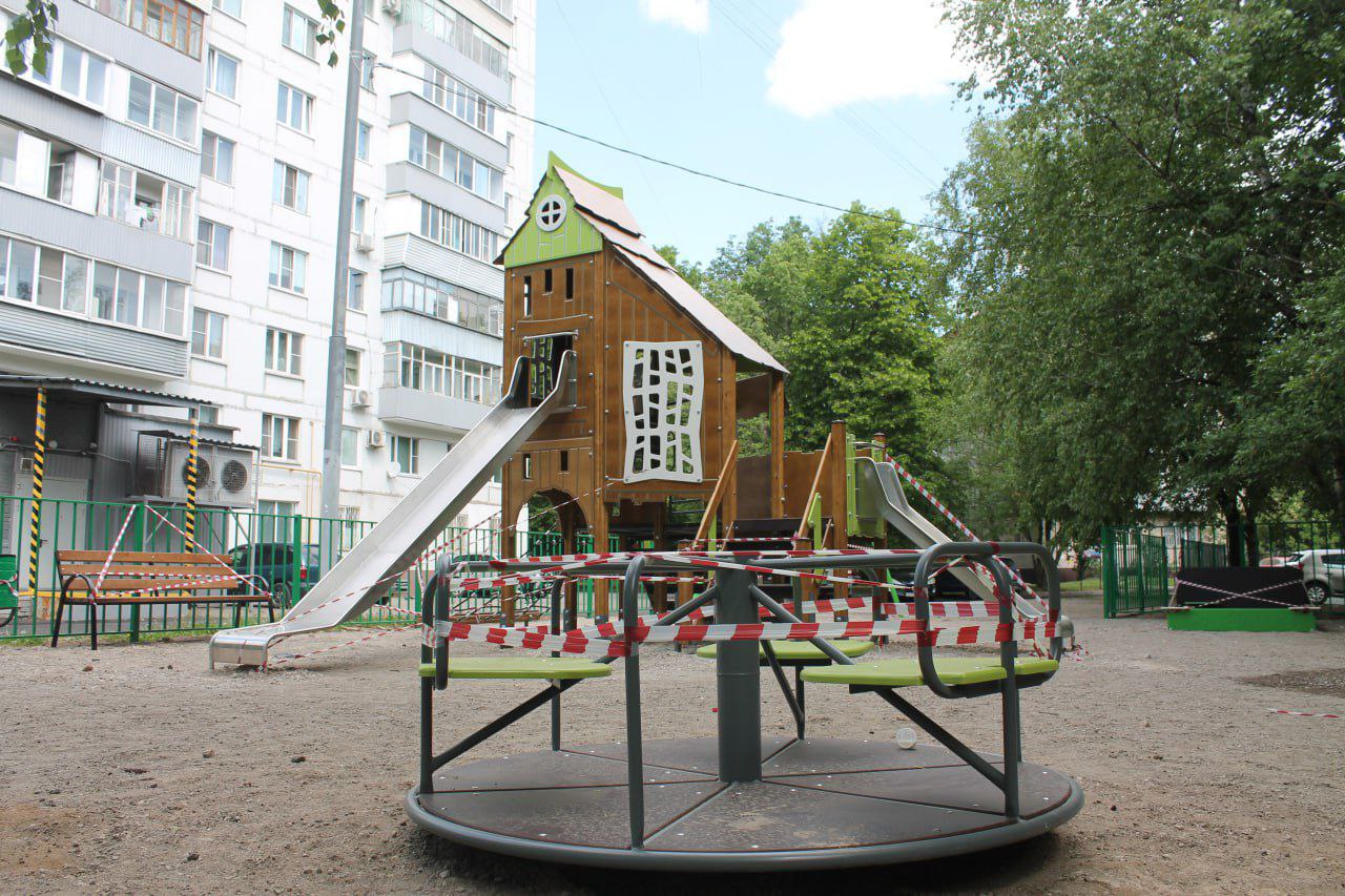 Благоустройство детских площадок продолжили в Щербинке