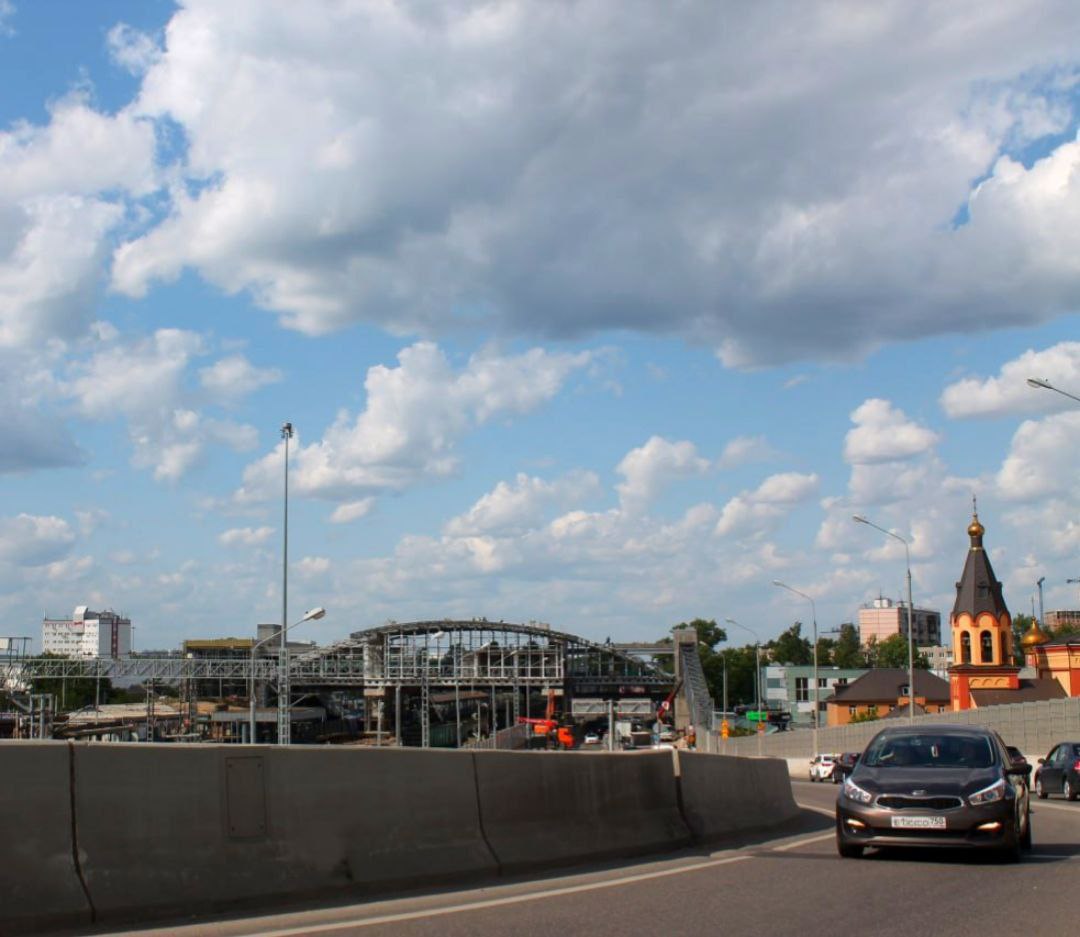 Строительство надземного пешеходного перехода продолжили на станции МЦД «Щербинка»