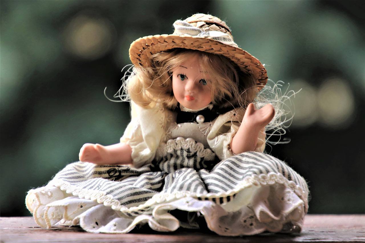 Выставку фарфоровых кукол оформили в библиотеке ДК «Юбилейный» Роговского