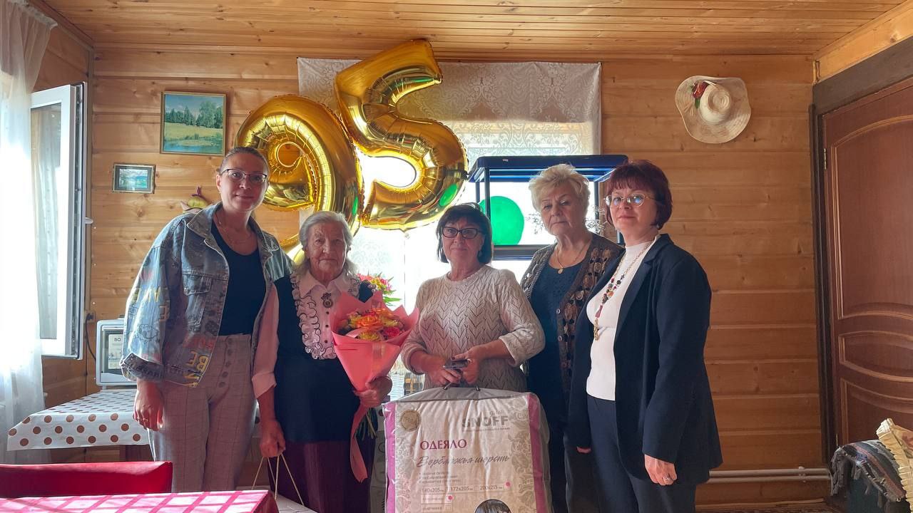 Жительницу поселения Михайлово-Ярцевское поздравили с днем рождения